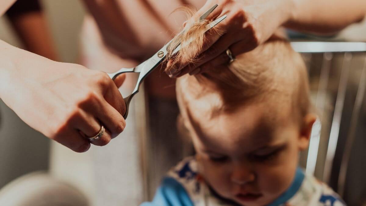 Tu Guía Para el Primer Corte de Pelo del Bebé | Peanut